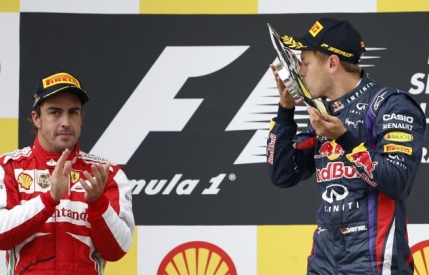 Vettel mai face un pas spre titlu dupa victoria din Singapore