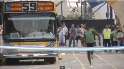 VIDEO Usain Bolt s-a luat la intrecere cu un autobuz