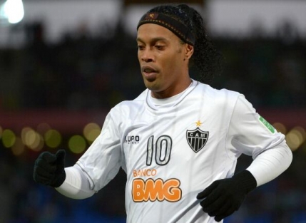 Ronaldinho s-a folosit de turci sa obtina o marire de salariu in Brazilia
