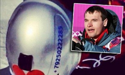 Suna-ma oricand! Un snowboarder rus a primit peste 2.000 de mesaje si zeci de poze nud dupa ce si-a pus numarul de telefon pe casca