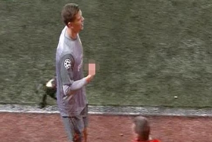 Acuze si gesturi nervoase dupa Arsenal - Bayern. L-a scuipat Robben pe Sagna?