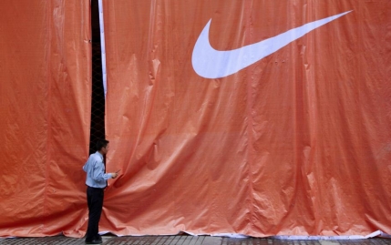 Greve si scandal in China: Nike si Adidas isi platesc muncitorii cu echivalentul a doua perechi de pantofi pe luna si le ofera conditii mizerabile
