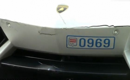 Lamborghini Aventador, lovit in Monaco de un portar (video)