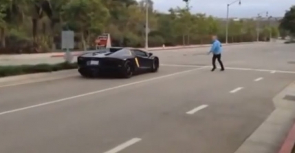Lamborghini Aventador de 320.000 de euro, luat la pietre pe strada (video)