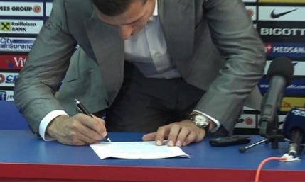 FOTO Costel Gilca a mimat ca semneaza contractul cu Steaua