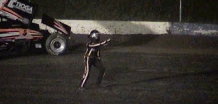 Un triplu campion NASCAR comite un accident mortal: Tony Stewart si-a omorat colegul dupa o altercatie (video)