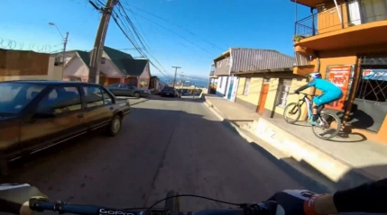 GoPro: Coborare cu bicicleta pe strazile din Valparaiso