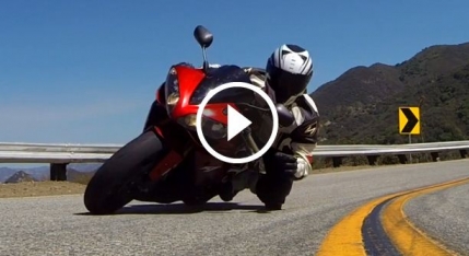 Un motociclist lipit de pista inhata un GoPro din mers (video)