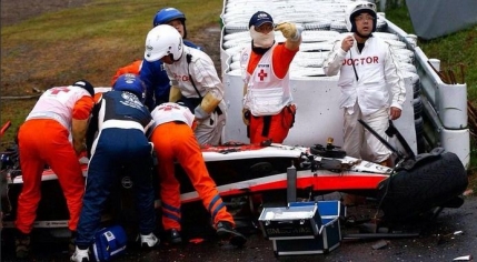 Lewis Hamilton castiga pe ploaie la Suzuka. Bianchi, in stare grava dupa un accident