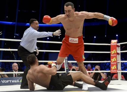 Wladimir Klitschko l-a invins cu un KO brutal pe guralivul Pulev