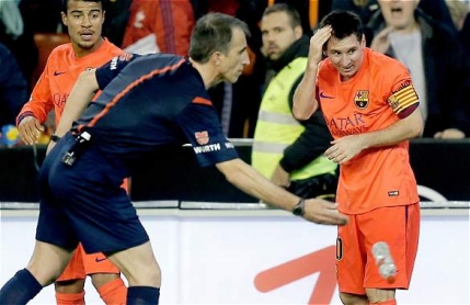 Barcelona castiga la ultima faza cu Valencia. Messi lovit in cap cu o sticla