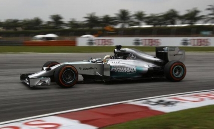 Lewis Hamilton revine puternic in Malaysia. Ferrari tine aproape de Mercedes