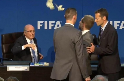 Actorul care l-a ironizat pe Sepp Blatter a fost arestat