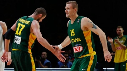 Lituania castiga dramatic in fata Serbiei pentru un loc in finala Eurobasket
