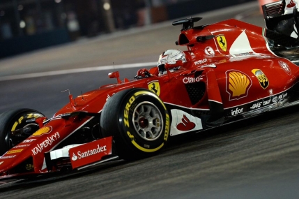 Sebastian Vettel castiga autoritar in Singapore. Abandon pentru Lewis Hamilton