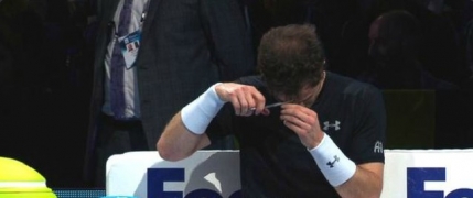 Andy Murray si-a tuns parul in timpul meciului cu Rafael Nadal (video)
