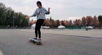 O femeie arata cum se danseaza pe skateboard (video)