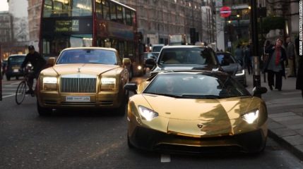 Un arab extrem de bogat a venit la Londra cu patru masini de aur (foto)