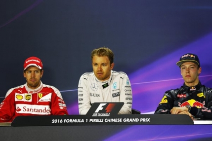 Sebastian Vettel il ia la rost pe Daniil Kvyat pentru un incident de cursa (video)