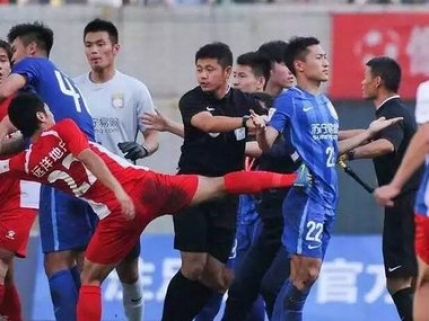 Kung Fu fotbal. Jucatorii lui Dan Petrescu luati la bataie de adversari in Cupa Chinei (video)