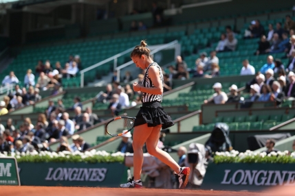 Simona Halep ajunge in optimi la Roland Garros dupa un test greu cu Naomi Osaka. O racheta a cazut prada nervilor Simonei