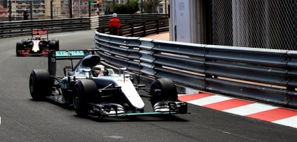 Lewis Hamilton castiga la Monte-Carlo in fata unui Daniel Ricciardo ruinat de propria echipa