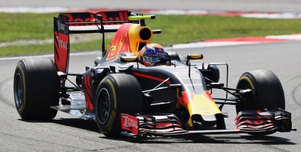 Victorie pentru Daniel Ricciardo la Sepang. Lewis Hamilton, abandon cu motorul in flacari