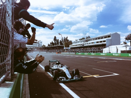 Hamilton castiga Marele Premiu al Mexicului. Titlul se joaca in ultimele doua curse