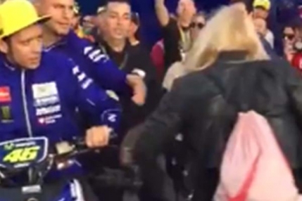 Valentino Rossi, atitudine de golan in paddock-ul de la Valencia. A lovit un fan si a fugit (VIDEO)