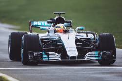 Hamilton: “Ferrari e favorita la titlu”