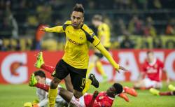 Aubameyang califica Borussia Dortmund in sferturi cu un hattrick
