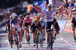 Final nebun de etapa in Giro la Bergamo