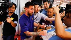 Barcelona si-a lansat noul echipament in Japonia. Messi, asaltat de fani