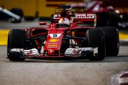 Ferrari adoarme concurenta si obtine pole-ul in Singapore prin Vettel