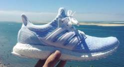 Adidas face pantofi din plastic reciclat din oceane. Si ii vinde cu 170 de euro