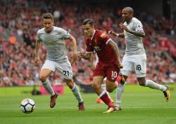 Manchester United scoate punctul cu autobaza la Liverpool