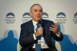 Marele Garry Kasparov a ajuns in premiera in Romania