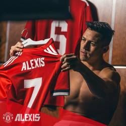 Manchester United l-a prezentat pe Alexis Sanchez