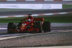 Vettel in pole position in Bahrain. Dubla pentru Ferrari in calificari