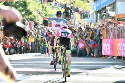 Final spectaculos in Giro la prima etapa in Italia
