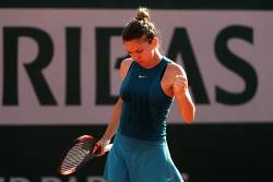 Simona Halep o elimina pe Andrea Petkovic si ajunge in optimi la Roland Garros