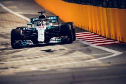 Cine-l mai poate opri pe Hamilton? Pole position pentru britanic in Singapore