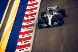 Hamilton castiga in Singapore si mai face un pas spre titlul mondial