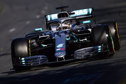 Hamilton domina calificarile din Australia cu nou record al circuitului