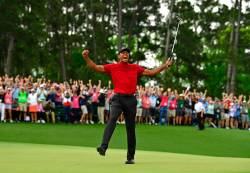 Tiger Woods obtine victoria la Masters. Primul turneu major dupa 11 ani!