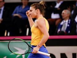 Victorie! Simona Halep castiga maratonul cu Caroline Garcia. Romania la o victorie de finala Fed Cup!