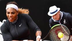 Serena Williams castiga la pas primul meci pe zgura din 2019