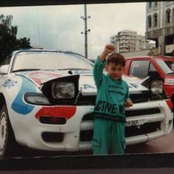 În 1996 și-a făcut o poză cu mașina tatălui său. Ce performanță a reușit acest puști acum!