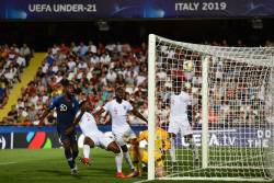 Franta invinge Anglia printr-un autogol dintre cele mai stupide vazute in fotbal