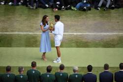 Epic! Novak Djokovic salveaza doua mingi de meci si-l invinge pe Roger Federer dupa primul tie-break la 12 disputat la Wimbledon